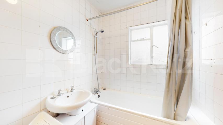 High ceilings, good storage space, modern kitchen & mins from tube Willoughby Road, Turnpike Lane